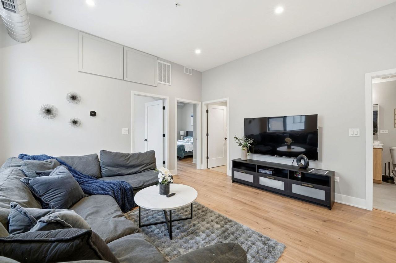 6044 N Winthrop Ave #1372957P - Photo 4 of 37