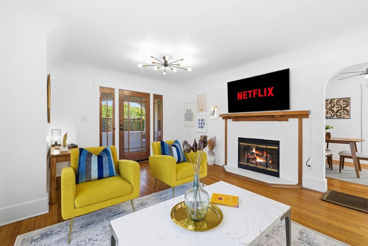 3407 N Mountain View Dr #1382146P - Photo 2 of 33