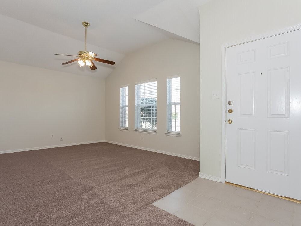 11008 Briaroaks Dr - Photo 2 of 13