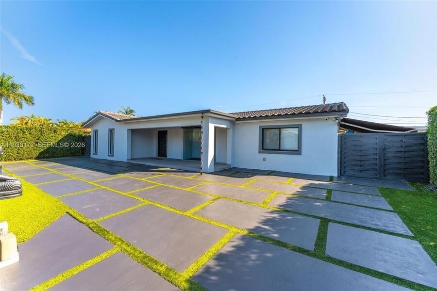 2845 Sw 127th Ave - Photo 4 of 38