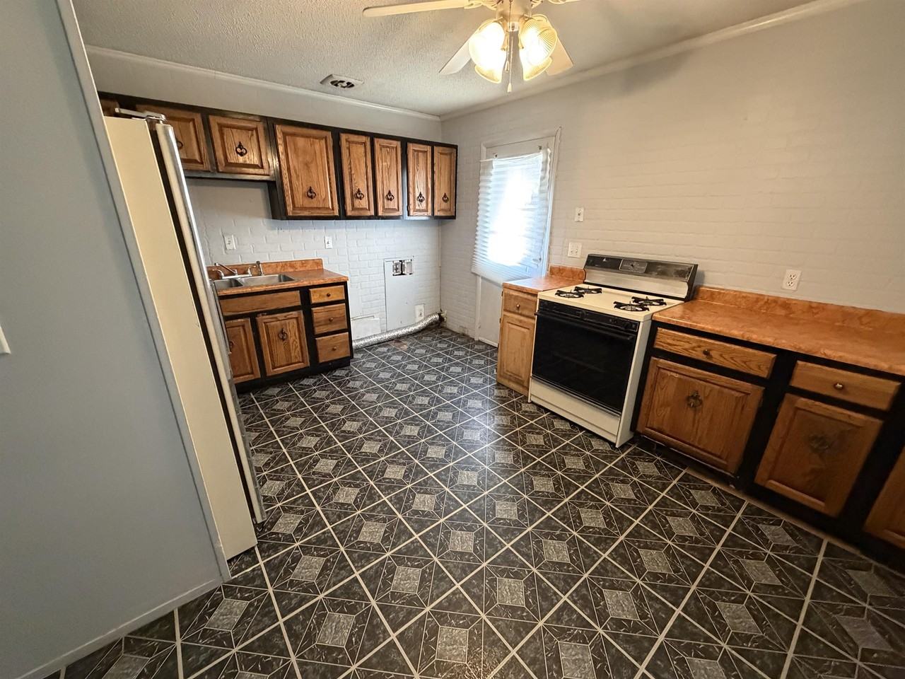 1605 Crestview Dr - Photo 2 of 14