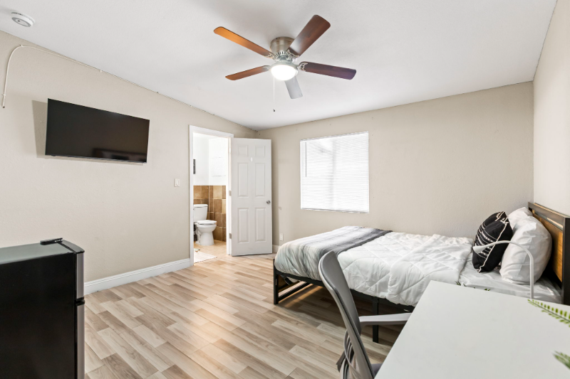 2417 E Wilson Ave - Photo 2 of 4