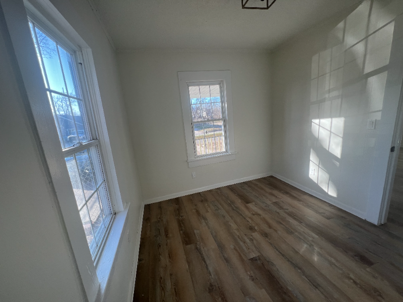 1242 N Ohio Ave - Photo 3 of 10