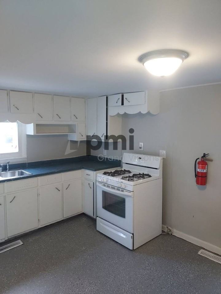 1021 N 35th St - Photo 2 of 8