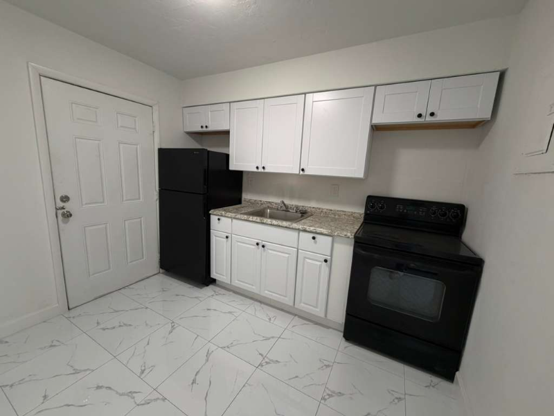 926 Sw 5th St #1 - Photo 2 of 5