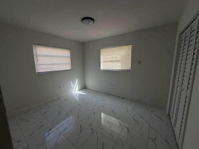 926 Sw 5th St #1 - Photo 5 of 5