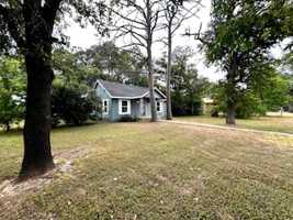 featured image of 300 N Oak St