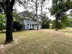 300 N Oak St - Photo 1 of 1