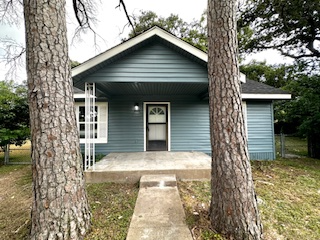 300 N Oak St - Photo 2 of 14