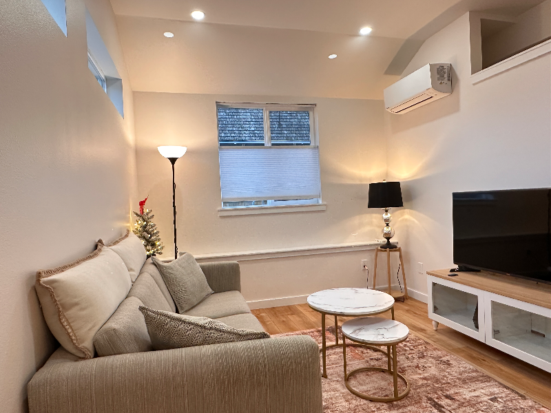 533 1/2 E 5th St - Photo 3 of 9