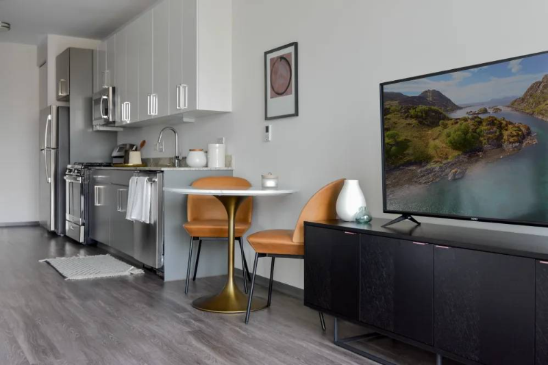 2360 N California Ave - Photo 4 of 14