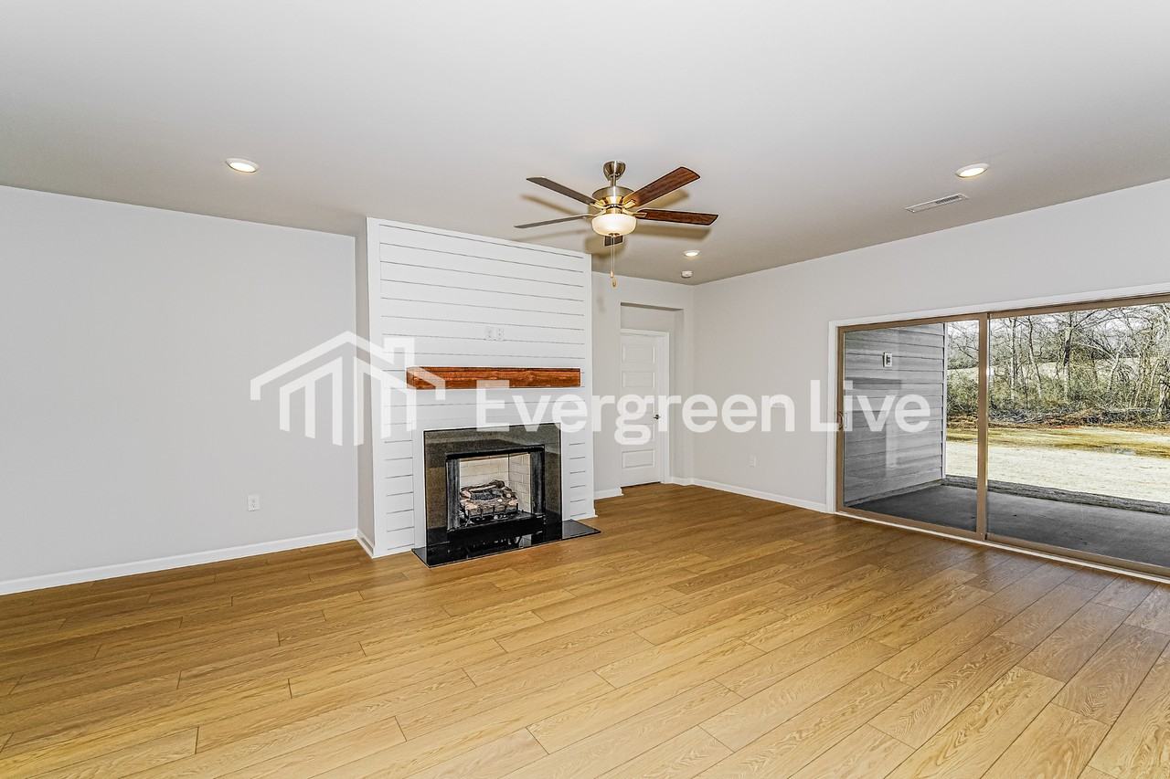 301 Pond Spring Dr - Photo 4 of 16