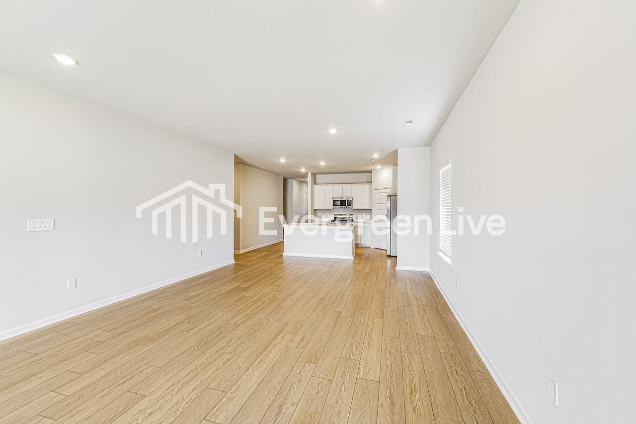 318 Pond Spring Dr - Photo 4 of 15