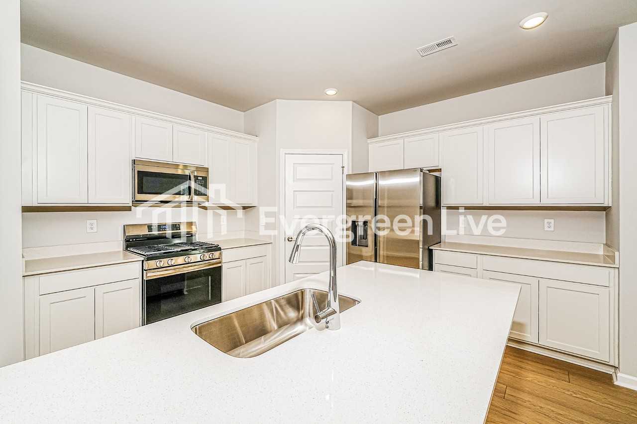 318 Pond Spring Dr - Photo 6 of 15