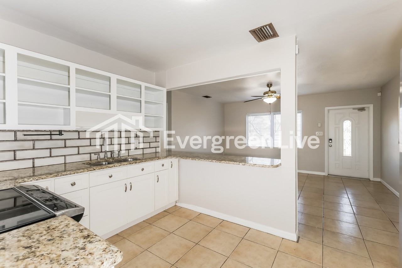 139 Harrison St - Photo 5 of 15