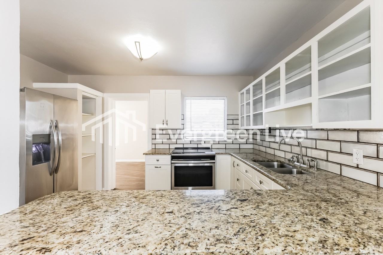 139 Harrison St - Photo 7 of 15