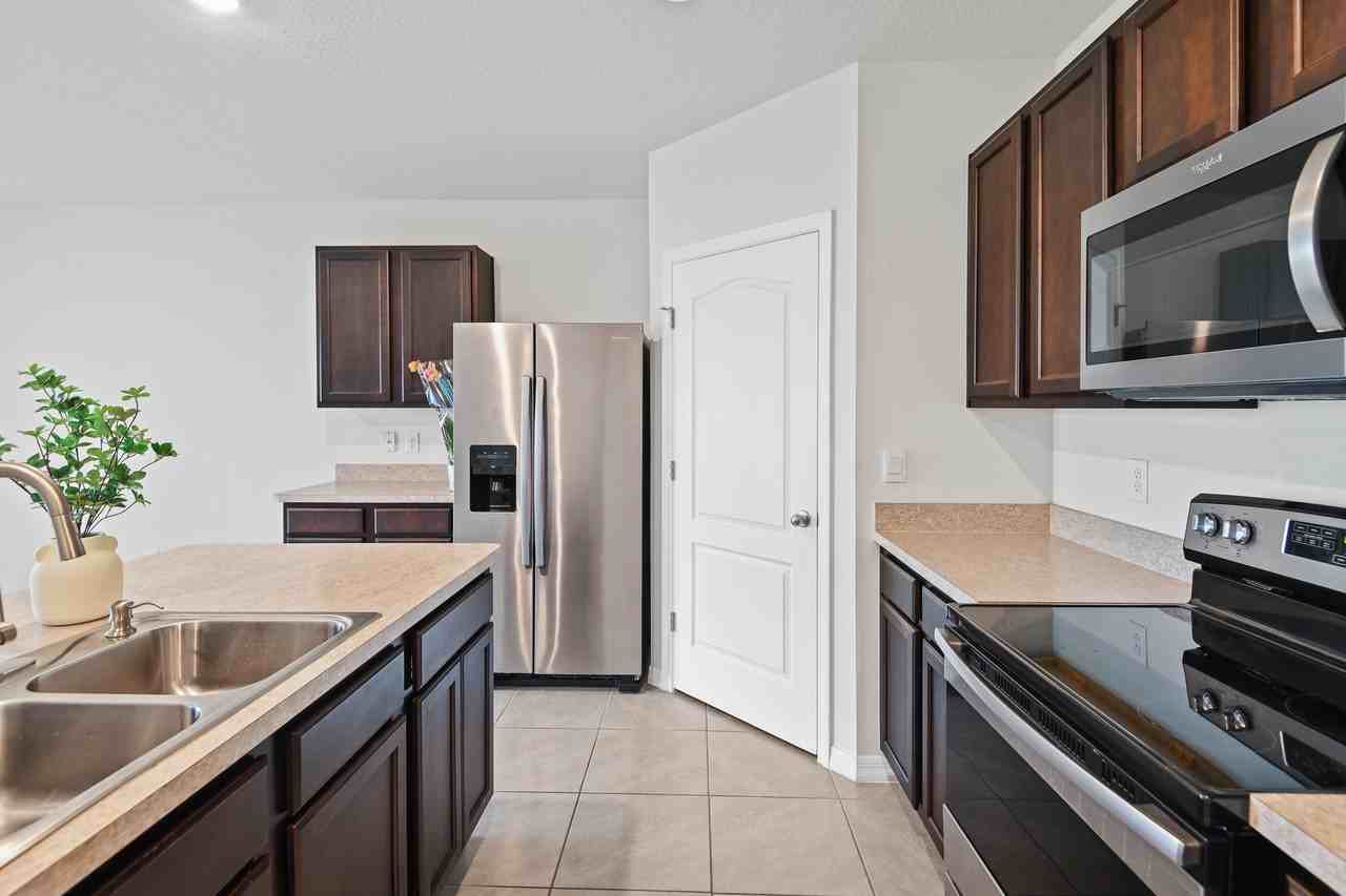 304 Boardwalk Avenue - Photo 5 of 17