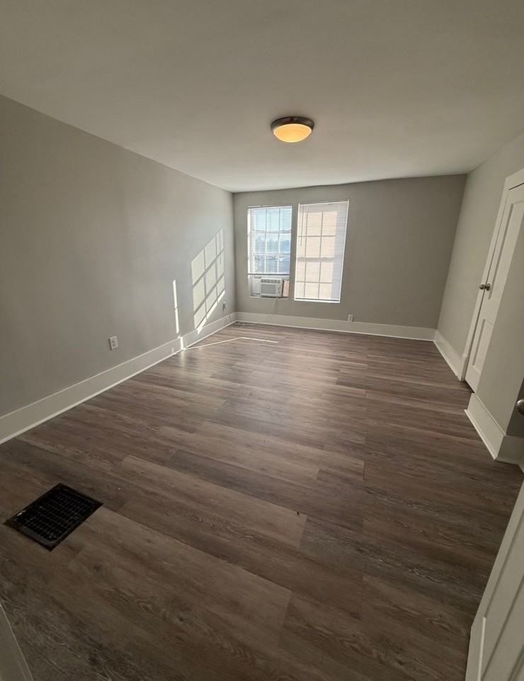 1433 W 4th St - Photo 3 of 13