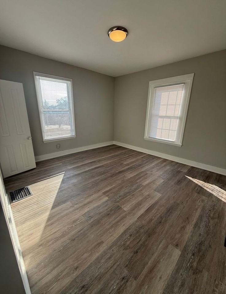 1433 W 4th St - Photo 6 of 13