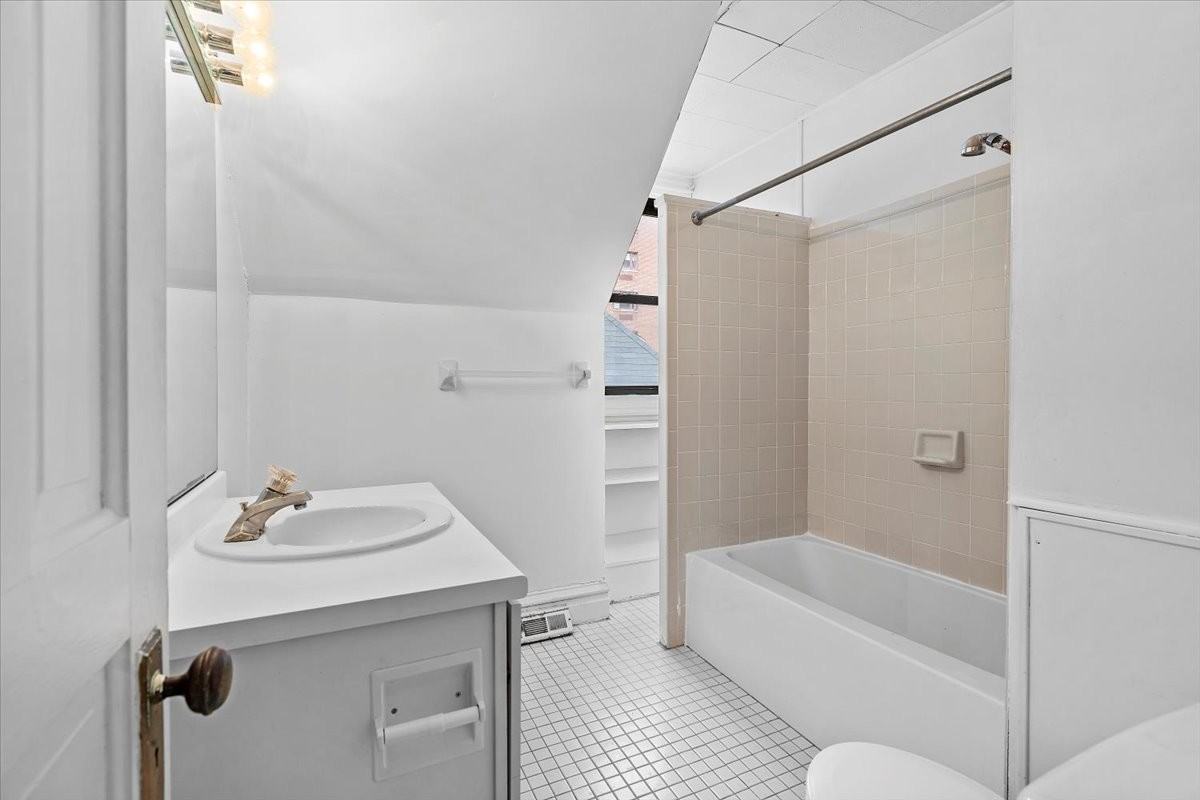 6327 Howe St #4 - Photo 4 of 17