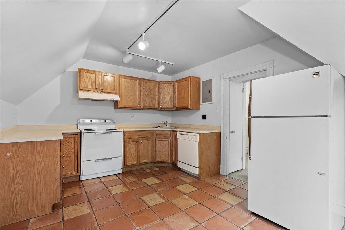 6327 Howe St #4 - Photo 5 of 17