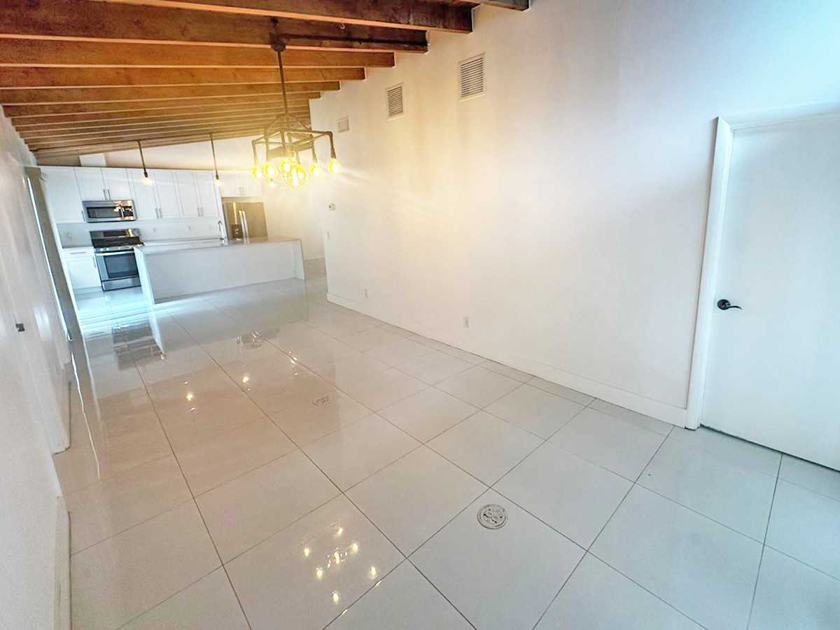 1207 N 15th Ct #1207 - Photo 4 of 28