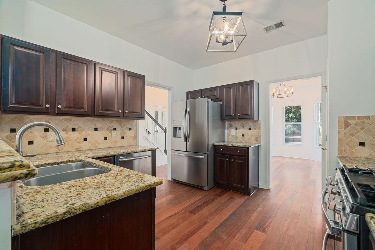 1884 Hubbell Dr - Photo 4 of 38