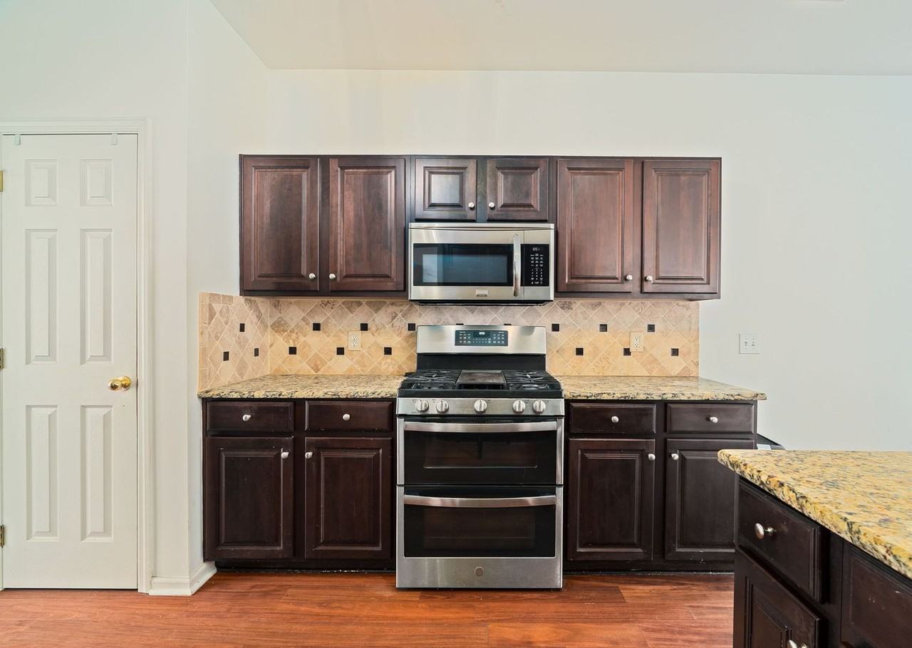 1884 Hubbell Dr - Photo 5 of 38