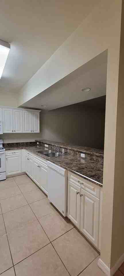 1561 Nw 29th Rd #7 - Photo 6 of 32