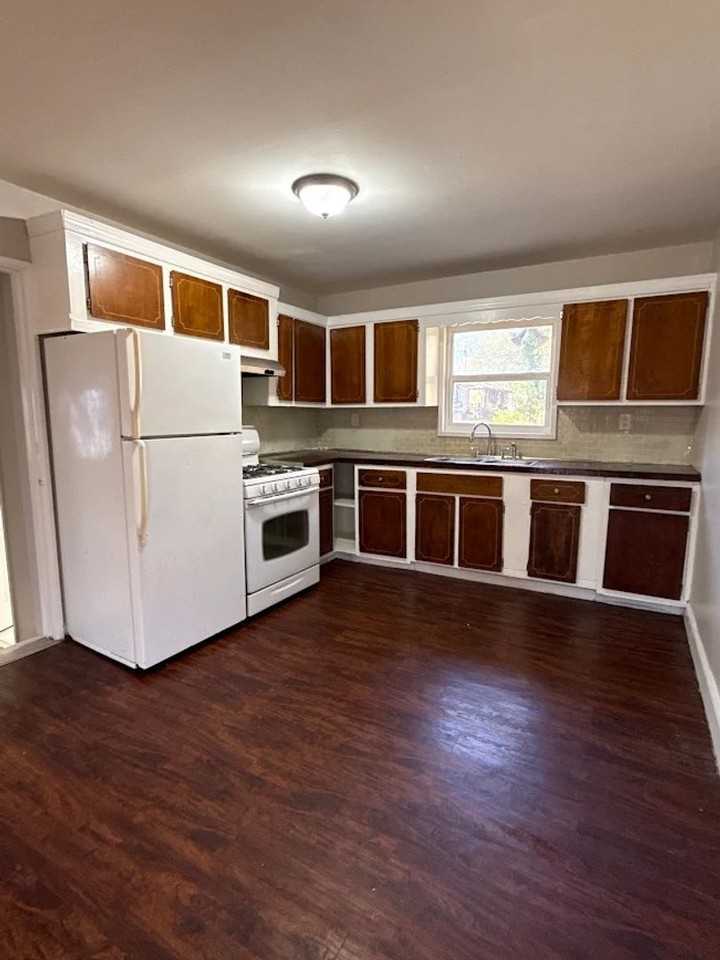 3270 Bobolink Dr - Photo 4 of 11