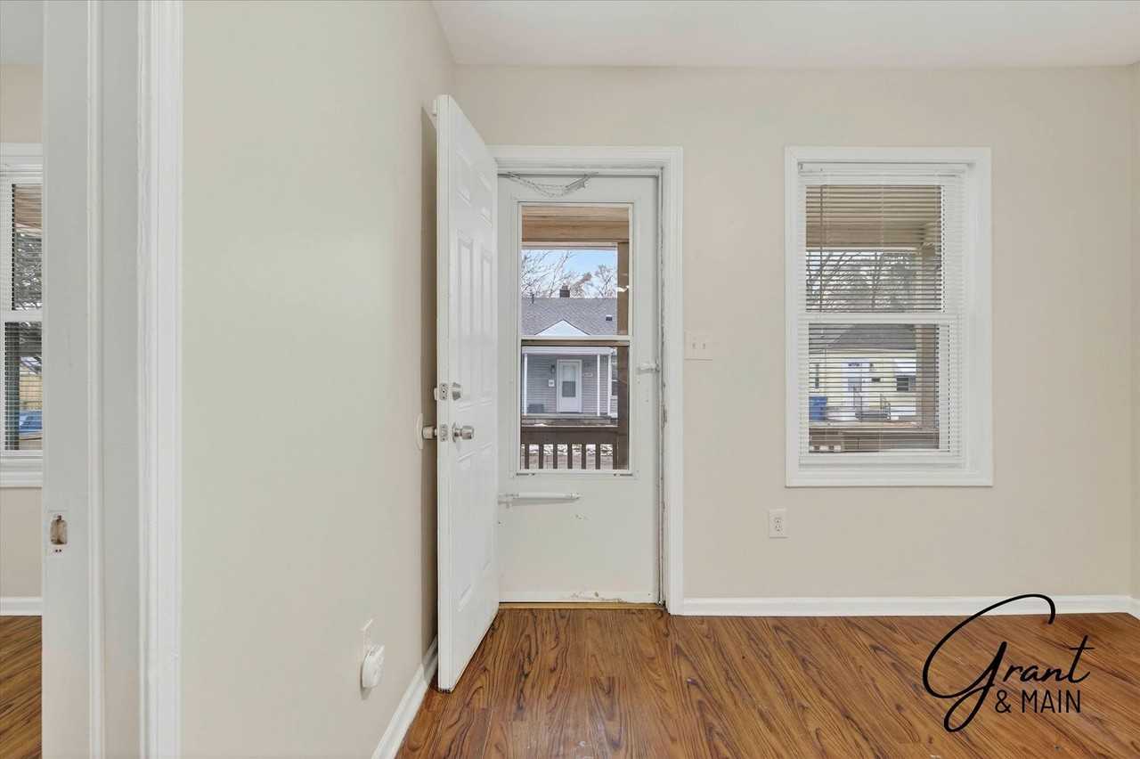 8646 Hudson Ave - Photo 5 of 24