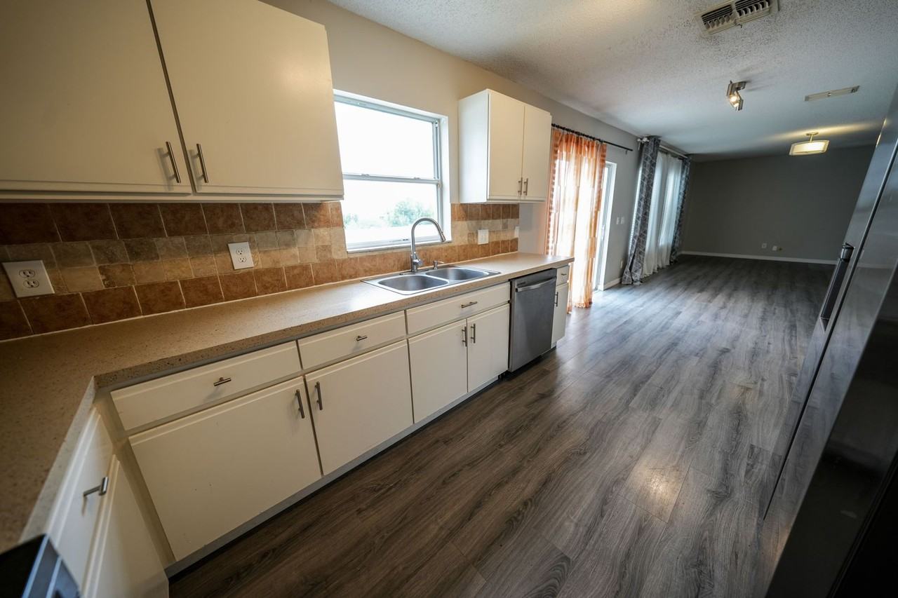 1942 Knollcrest Dr - Photo 3 of 27