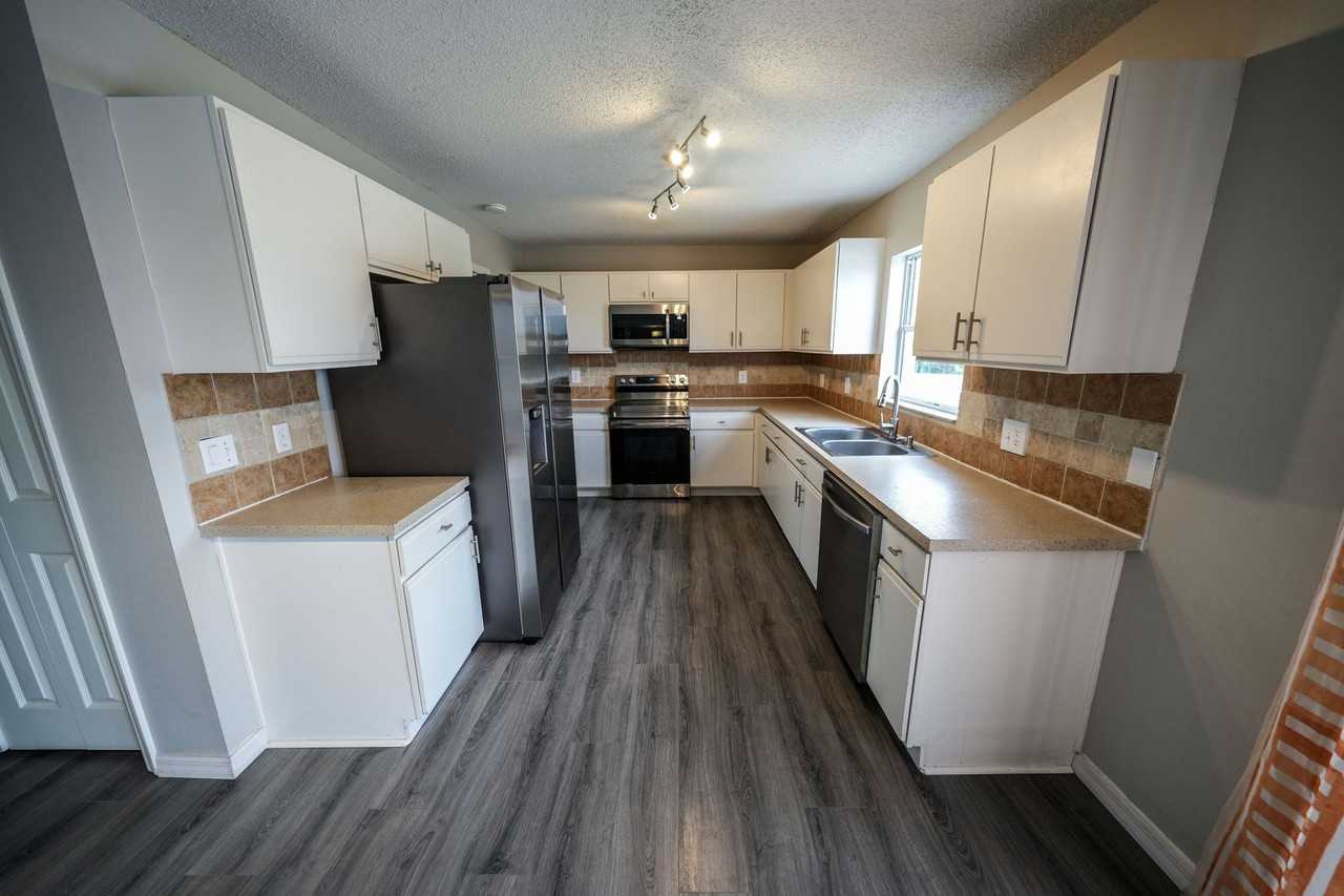 1942 Knollcrest Dr - Photo 4 of 27