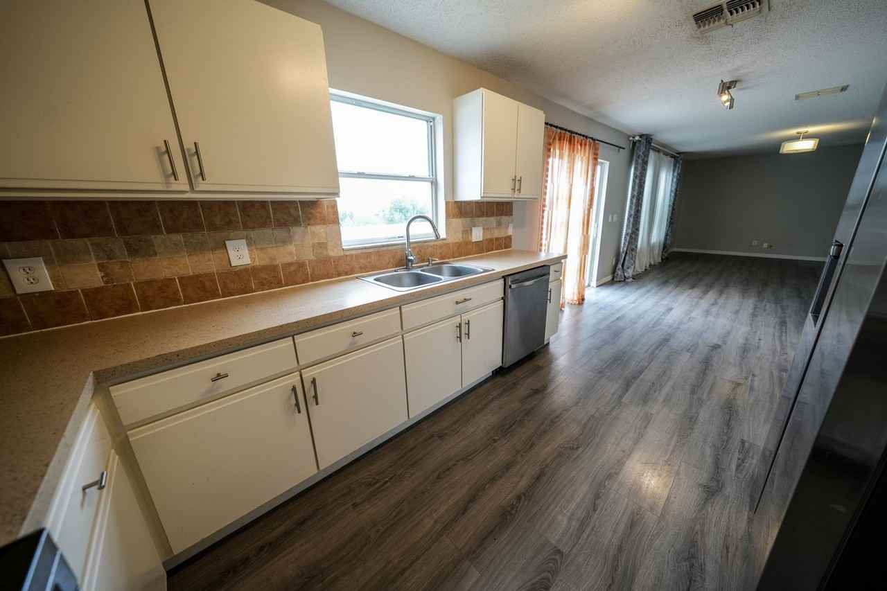 1942 Knollcrest Dr - Photo 5 of 27