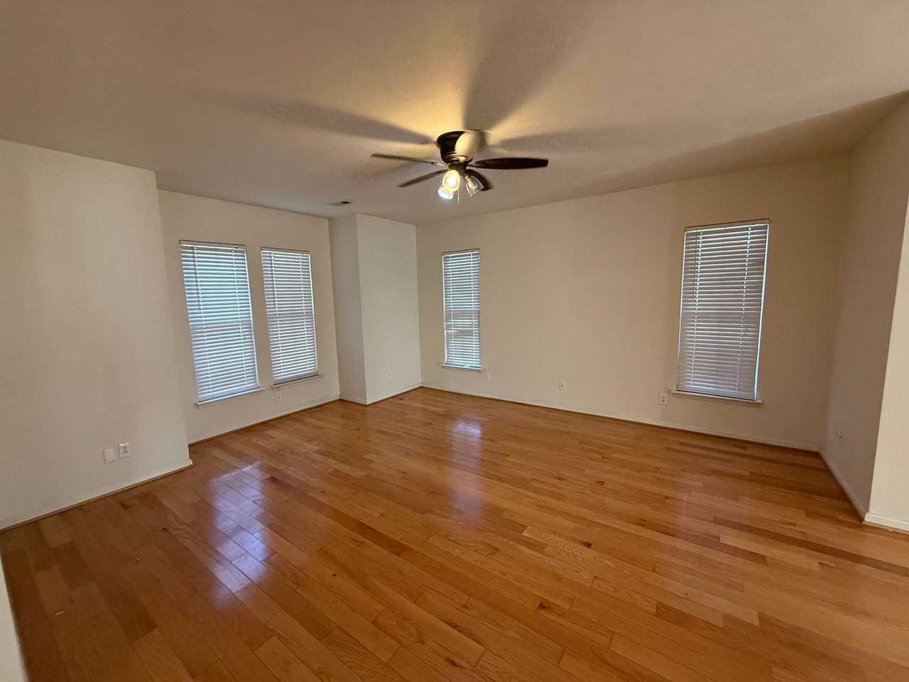 824 S Main St - Photo 4 of 17