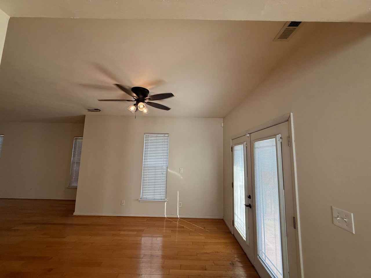 824 S Main St - Photo 5 of 17