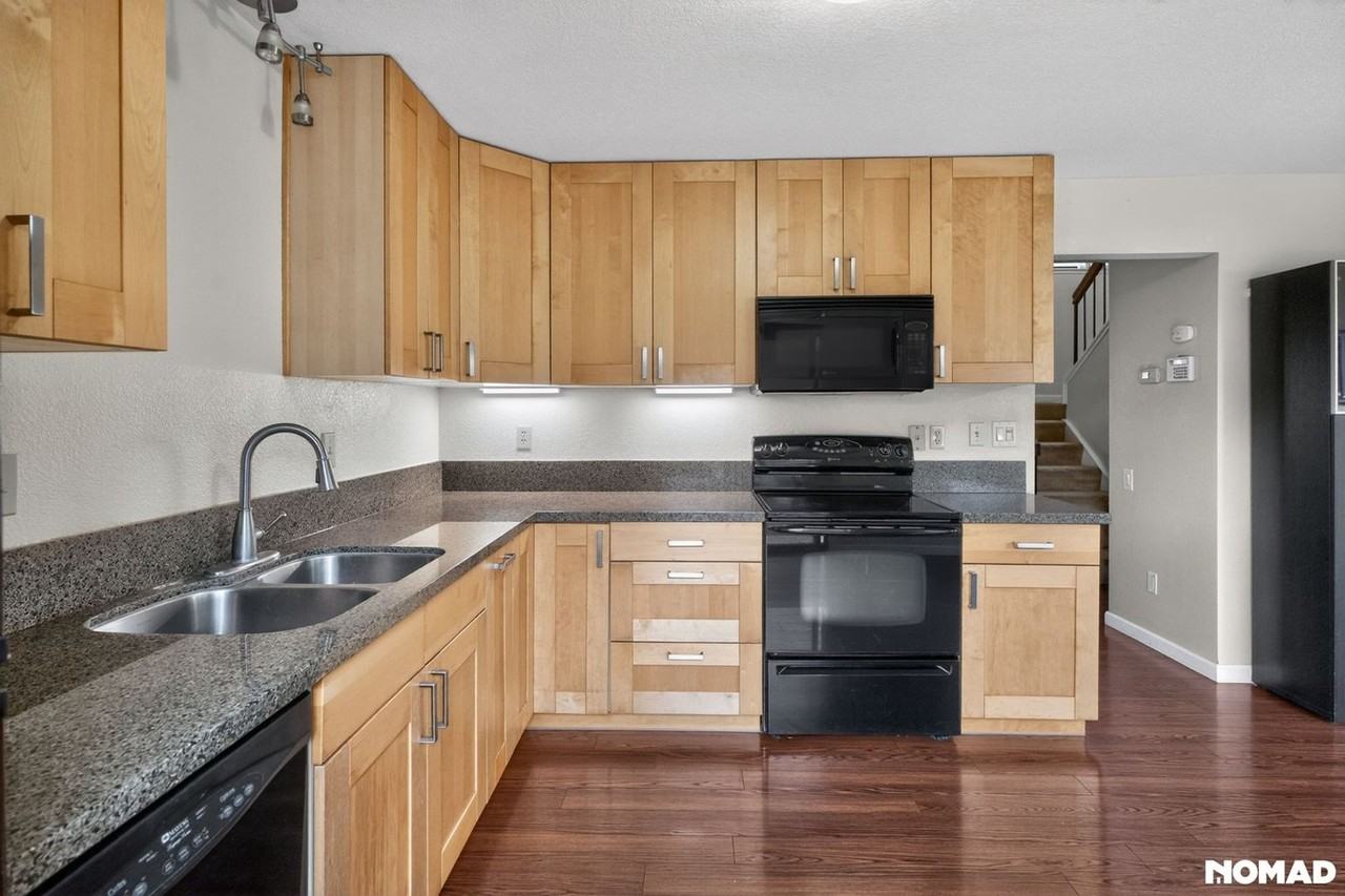 4929 Flat Rock Cir - Photo 5 of 32