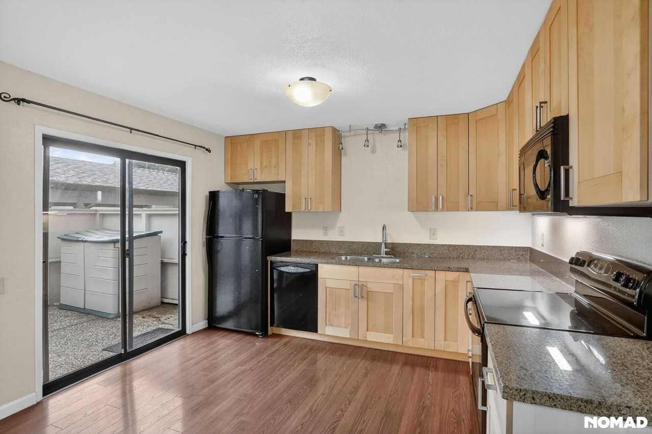 4929 Flat Rock Cir - Photo 3 of 32