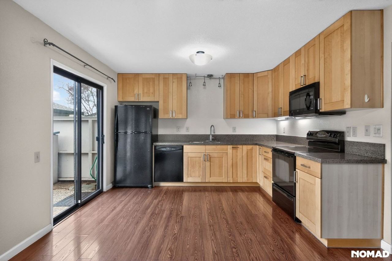 4929 Flat Rock Cir - Photo 2 of 32