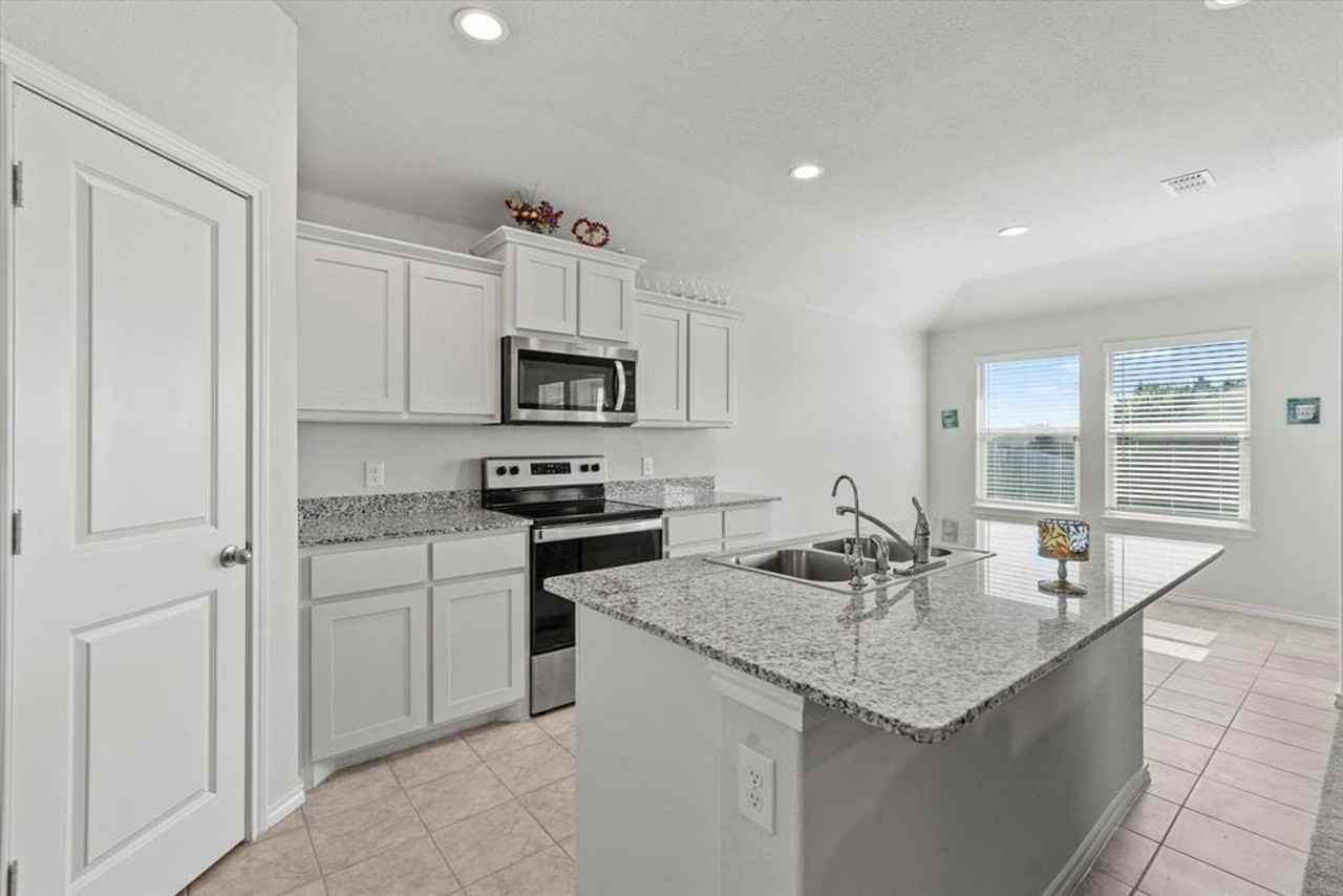 3041 Manu St - Photo 6 of 23