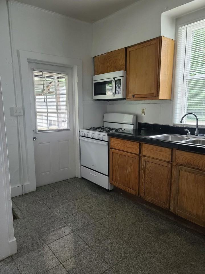 911 W Church St - Photo 2 of 6