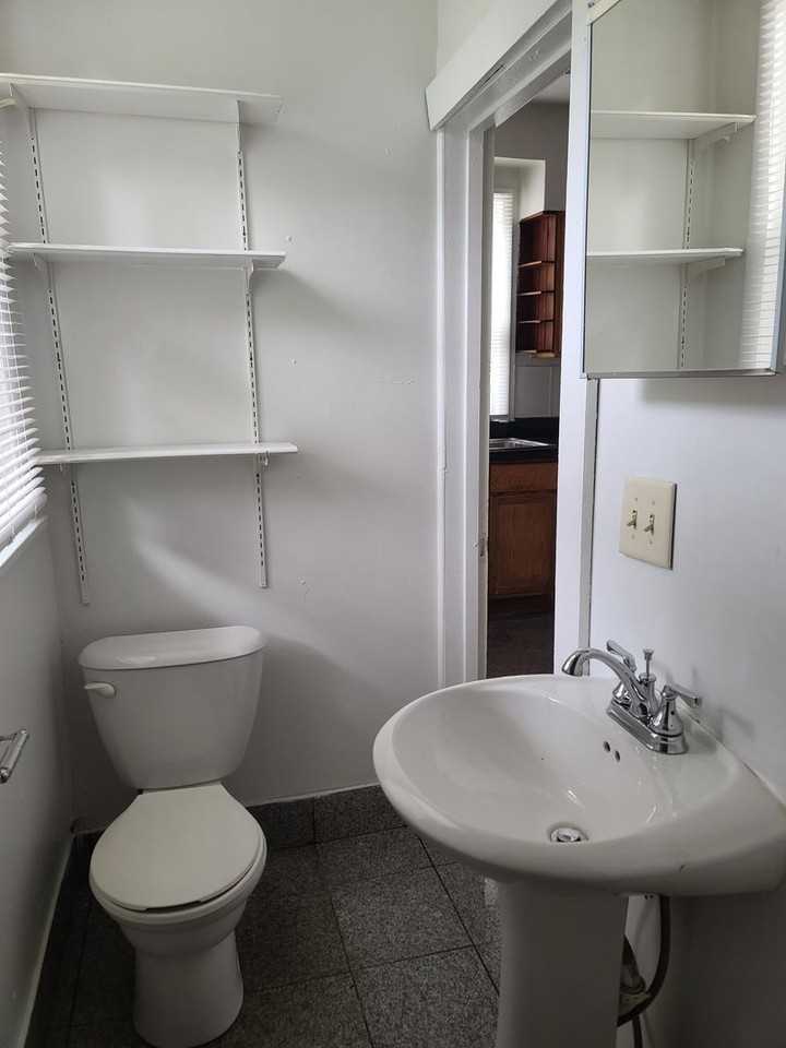 911 W Church St - Photo 4 of 6