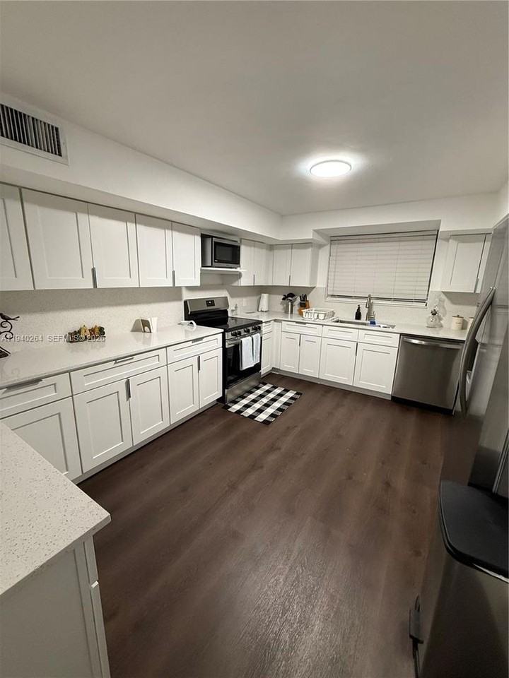 2036 Ne 21st Ave - Photo 2 of 27