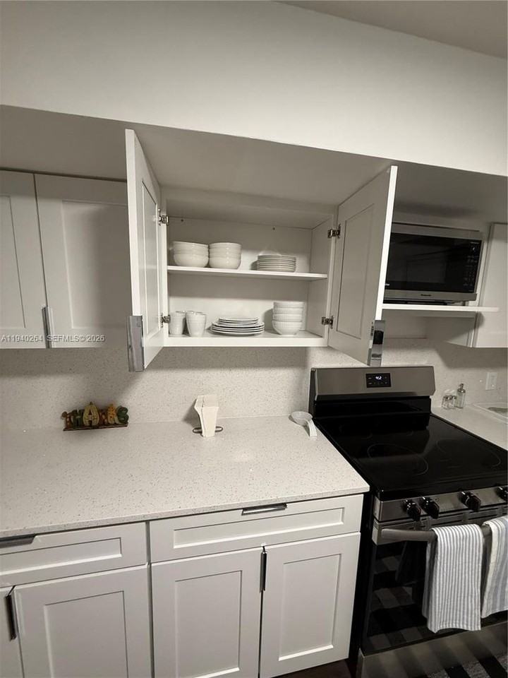 2036 Ne 21st Ave - Photo 3 of 27