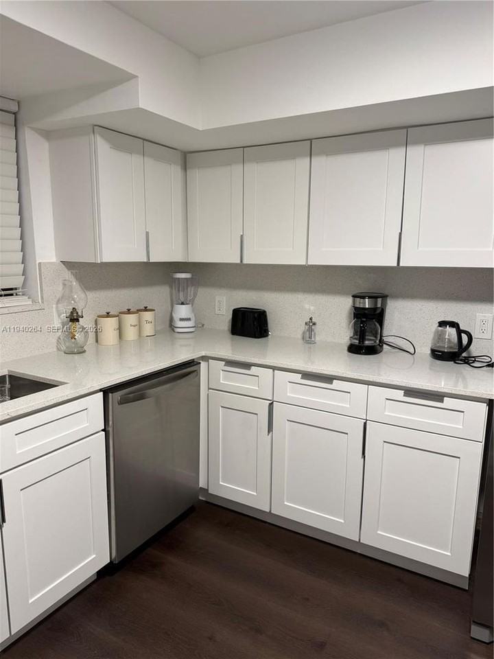 2036 Ne 21st Ave - Photo 4 of 27