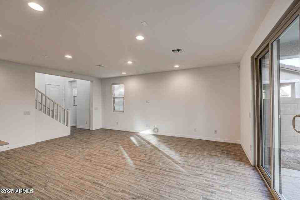 9916 E Tillman Ave - Photo 6 of 38