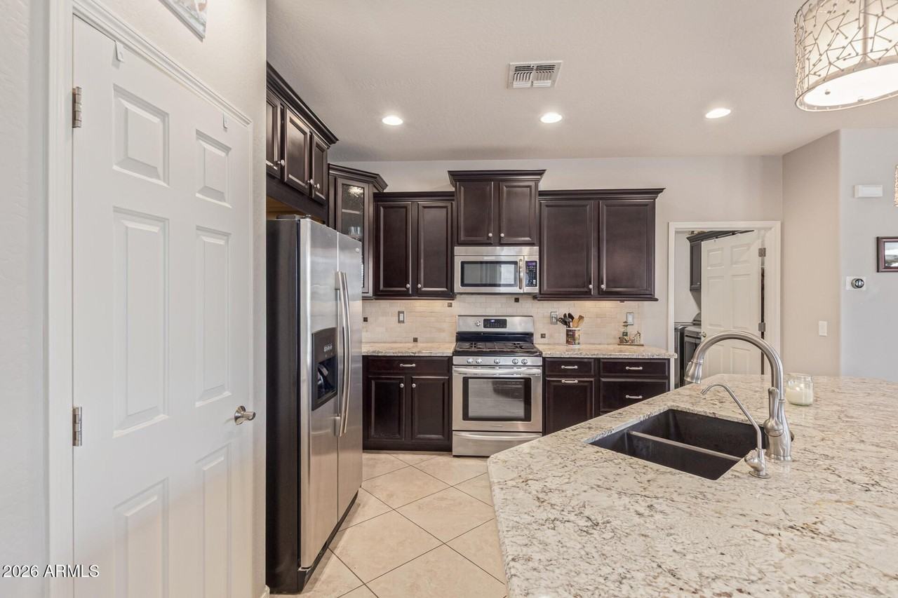 17504 W Redwood Ln - Photo 6 of 18