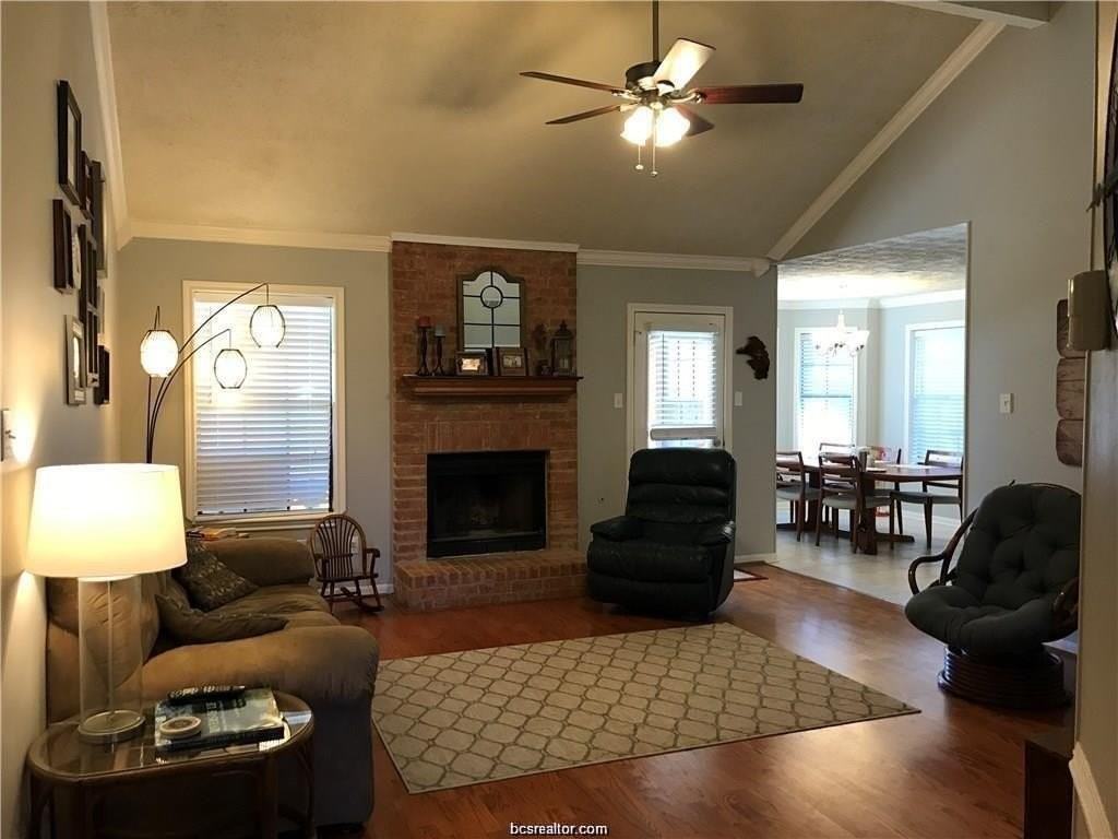 2105 Pebblebrook Ln - Photo 2 of 18