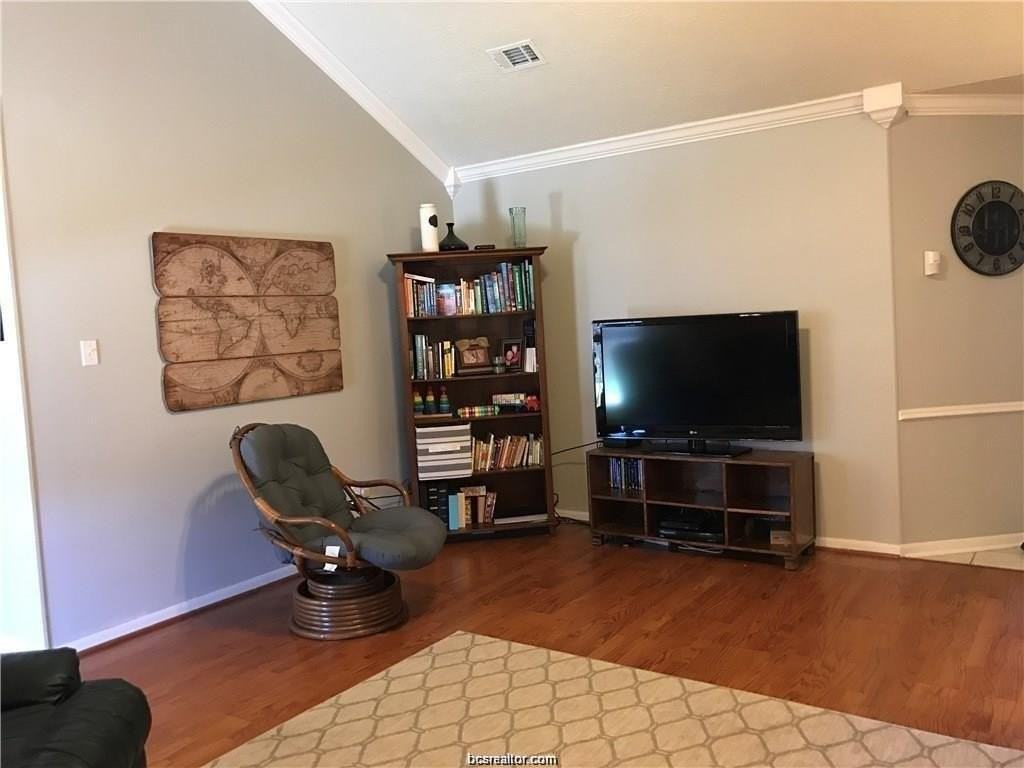 2105 Pebblebrook Ln - Photo 3 of 18