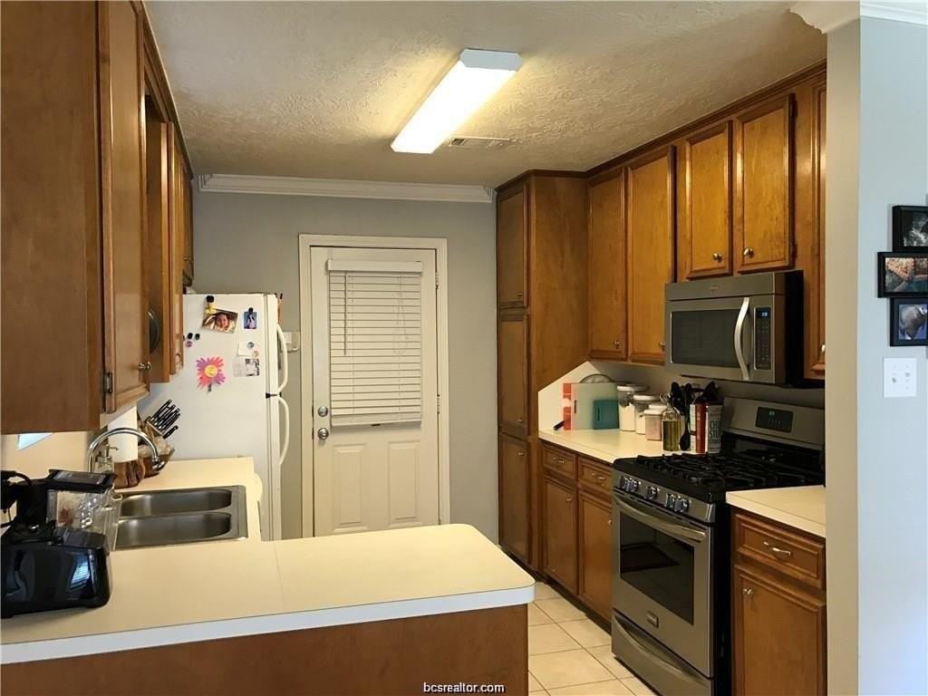 2105 Pebblebrook Ln - Photo 4 of 18